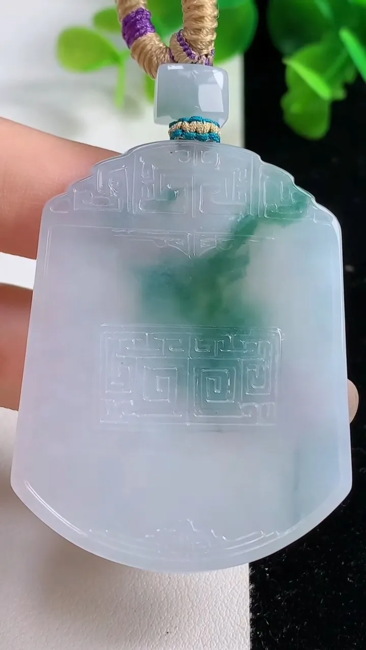 天然A货翡翠种飘花仿古无事牌吊坠，尺寸51.6-43-5，重量:34.39g
9月15日