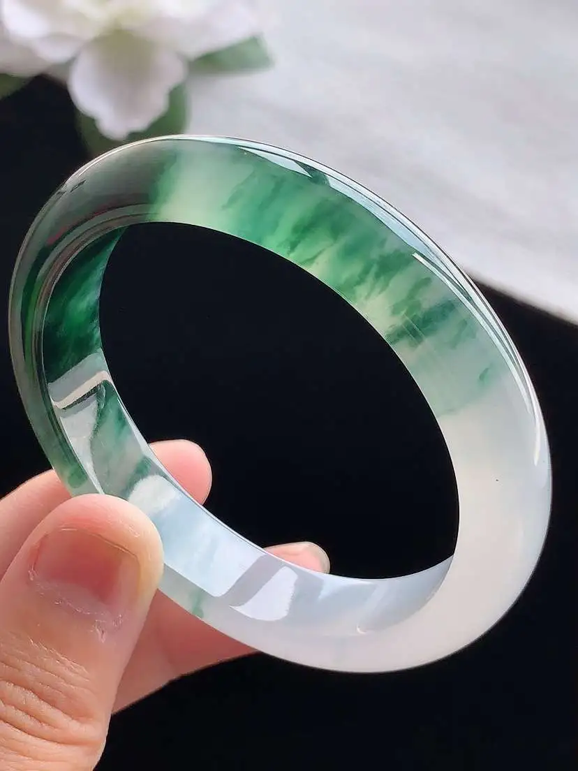 a货翡翠老坑冰种飘花贵妃手镯53-54圈口  尺寸53.5×47×12.3×7.3mm 重量46.6