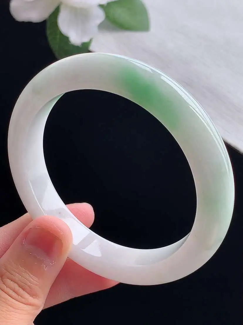 a货翡翠老坑冰润飘绿正装正圈手镯58-59圈口  尺寸58×11.8×8.8mm 重量58.90g 