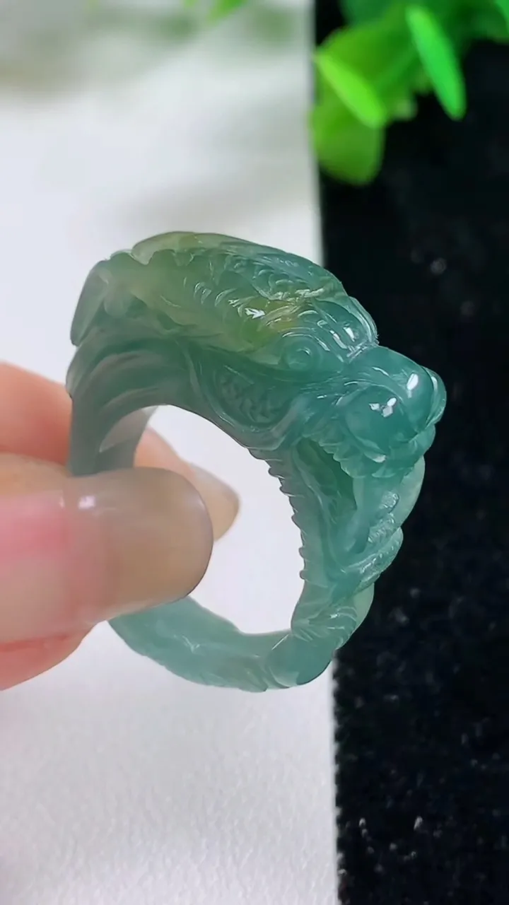 天然A货翡翠蓝水祥龙指环戒指，尺寸19.2-27-10.8，重:11.33g2025年9月15日
工厂直销收藏佳品,种好水足，色泽均匀，有种有色，上手高大气！