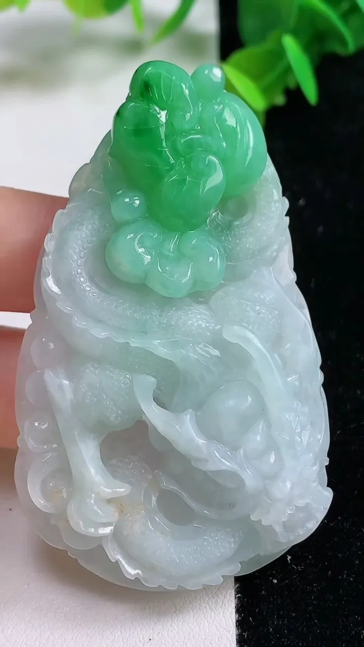 天然A货翡翠龙牌吊坠，尺寸66-40-9.2，重:32.26g
9月15日