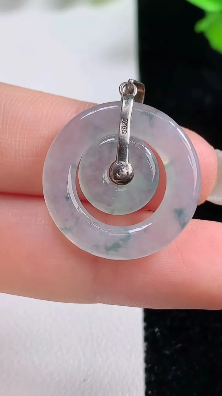 天然A货翡翠种飘花母子平安扣吊坠，尺寸22.7-3.4，重量:3.94g
9月16日