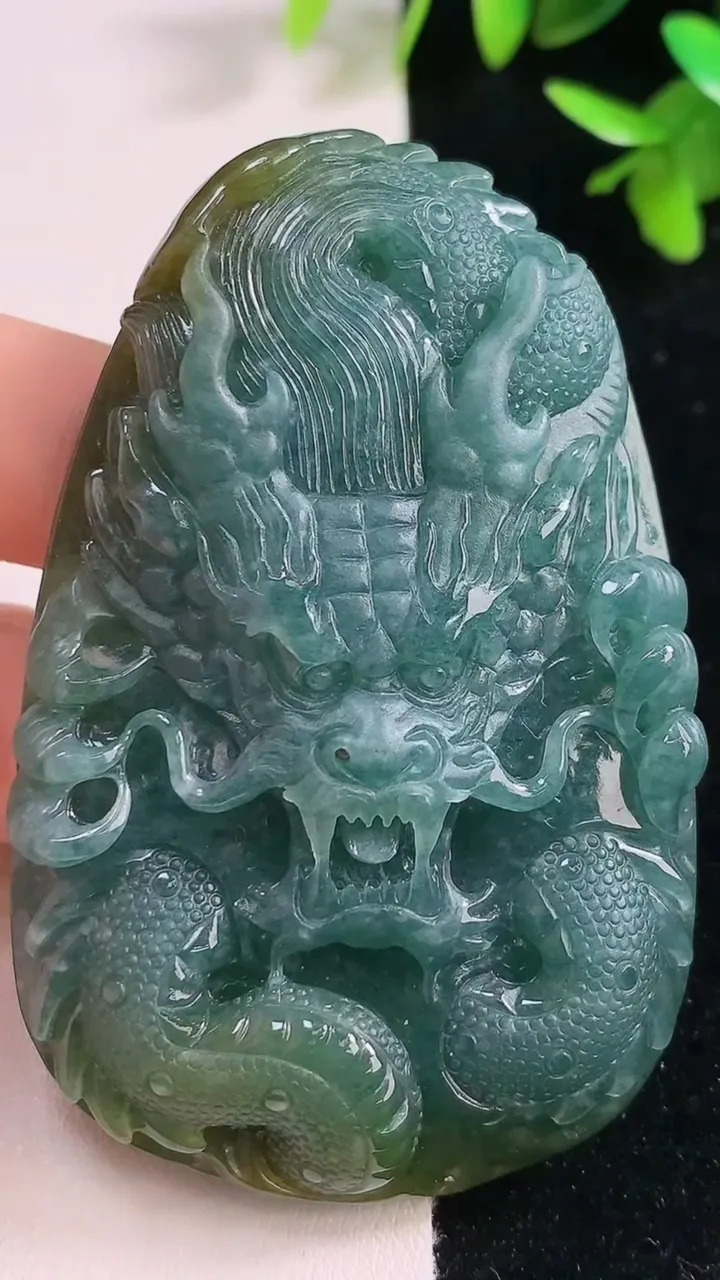 天然A货翡翠蓝水双彩龙牌吊坠，尺寸69.5-45-12，重:67.64g
9月16日