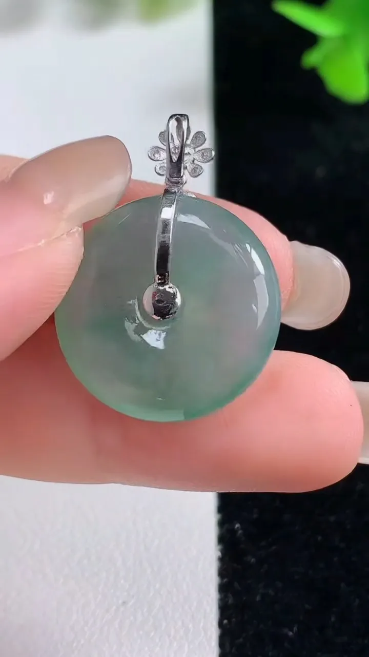 天然A货翡翠种飘花平安扣吊坠，尺寸20.8-6，重量:5.72g
9月16日