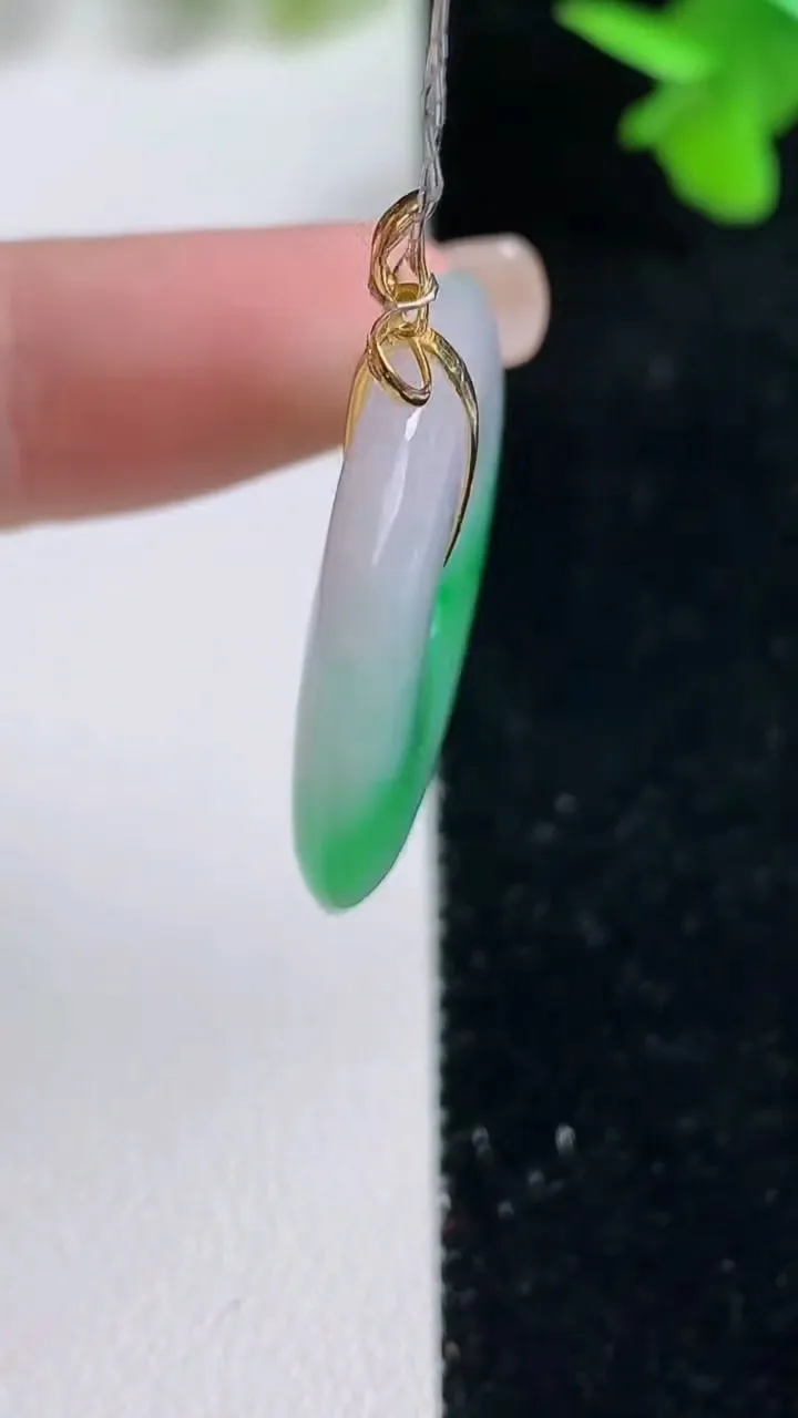 天然A货翡翠平安扣吊坠，尺寸27.3-4.2，重量:7.66g
9月16日