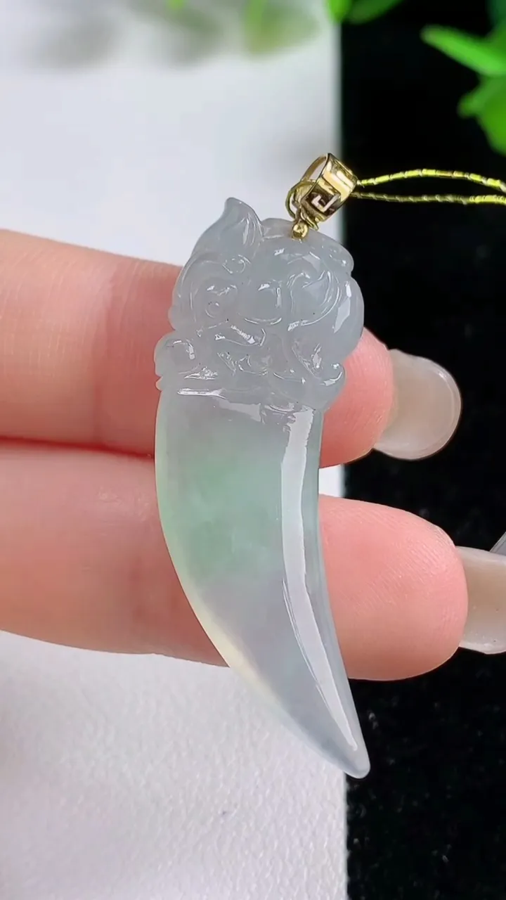 天然A货翡翠龙牙吊坠，尺寸41-14.8-5.5，重量:6.33g
9月16日