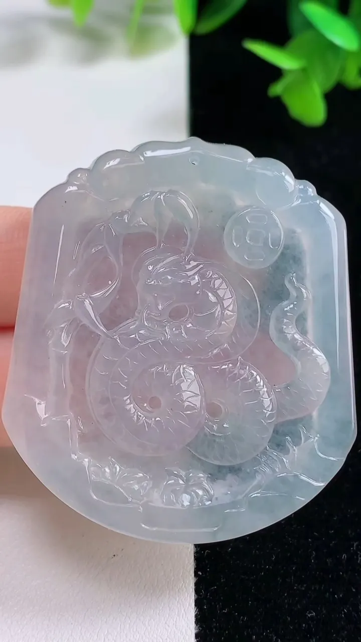 天然A货翡翠生肖蛇吊坠，尺寸50.3-44-4.8，重量:24.80g
9月16日