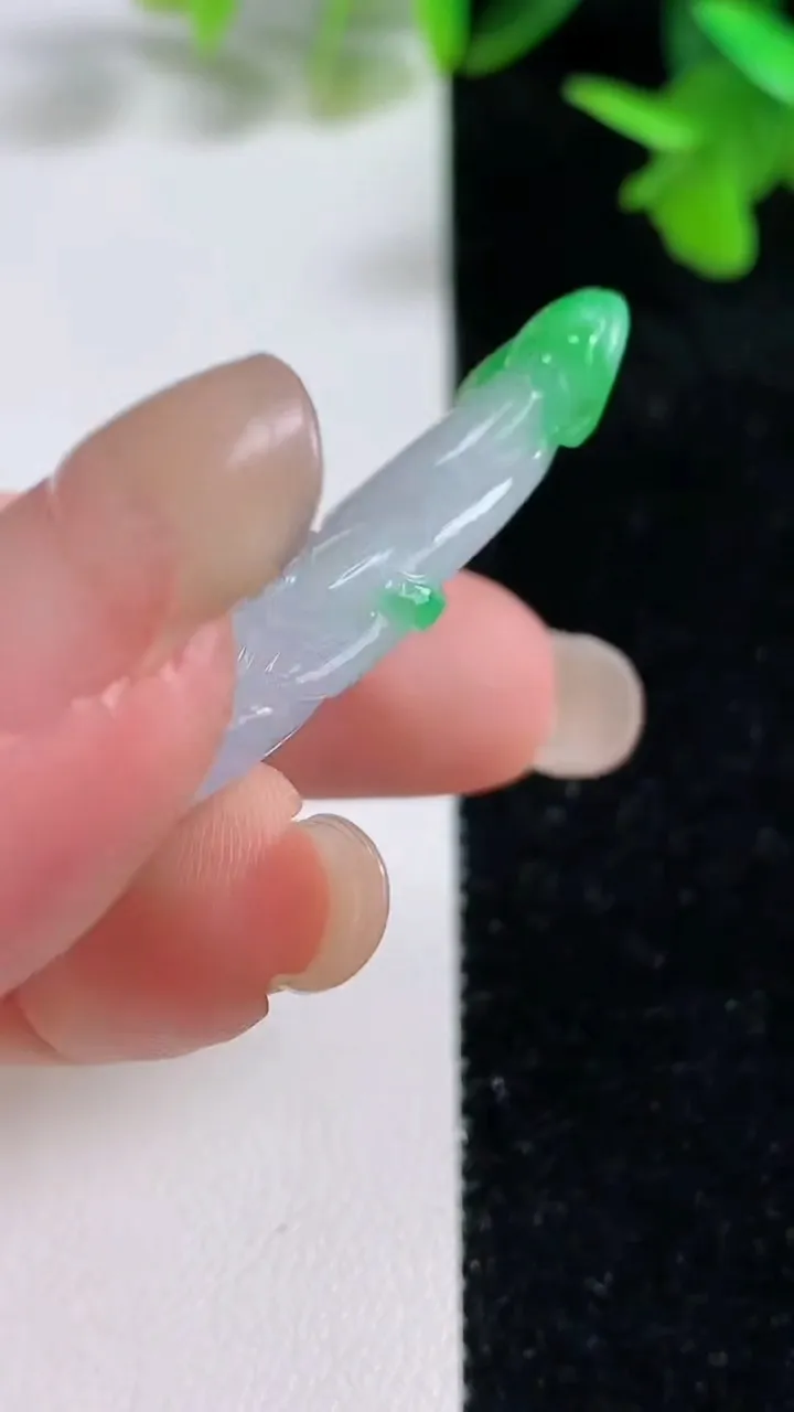 天然A货翡翠莲蓬吊坠，尺寸49-21.4-6.7，重量:11.06g
9月16日
