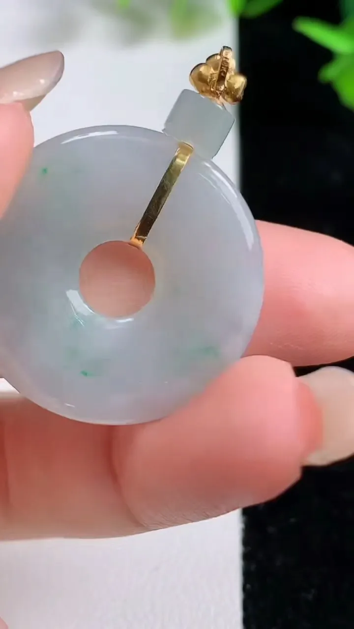 天然A货翡翠平安环吊坠，尺寸27.6-3.3，重量:6.06g
9月16日