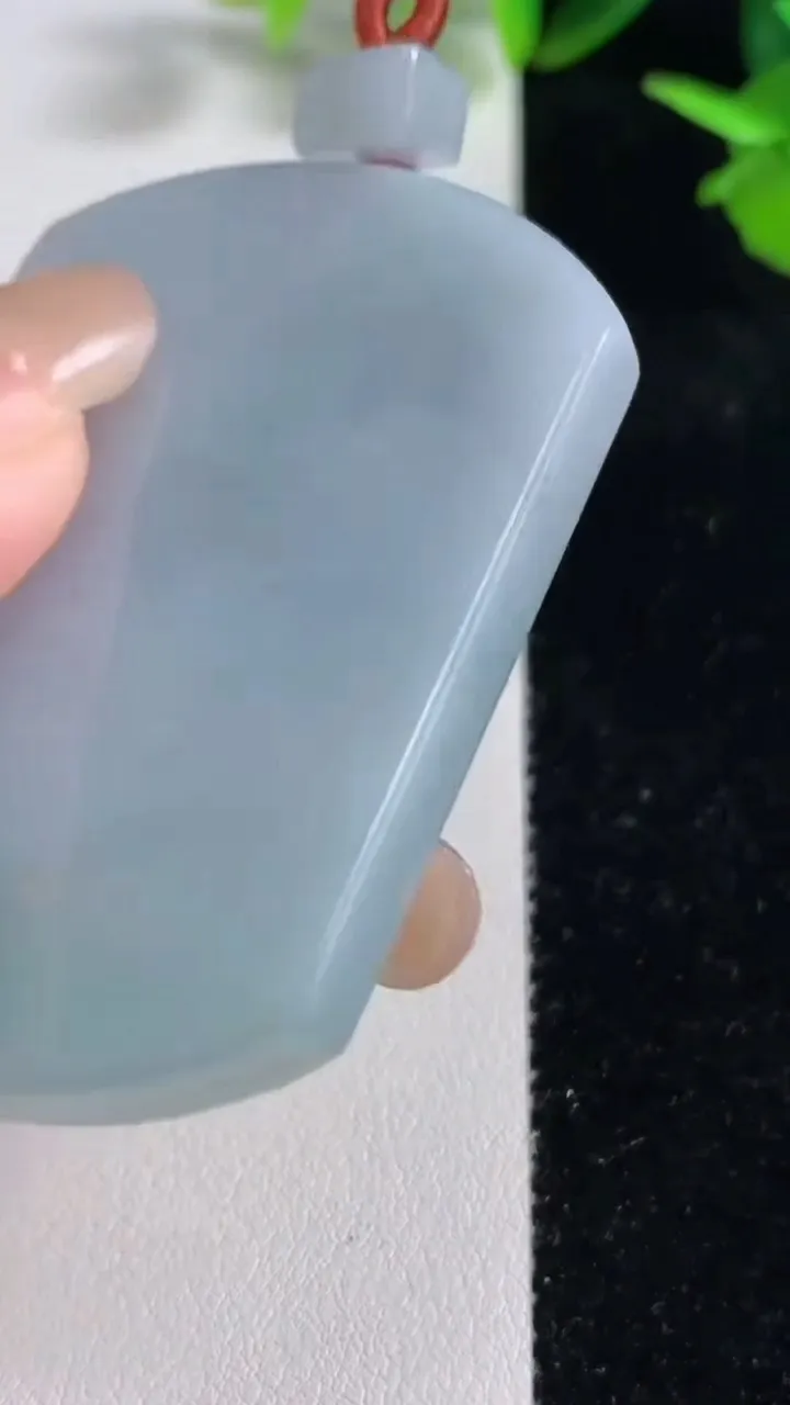 天然A货翡翠飘花仿古无事牌吊坠，尺寸56-41.4-7，重量:41.66g
9月16日