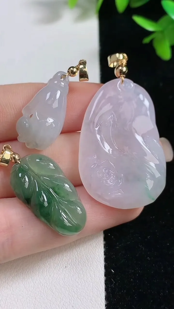 天然A货翡翠荷叶鱼吊坠一手三个，尺寸37.6-25-6.8，重:9.36g
9月16日