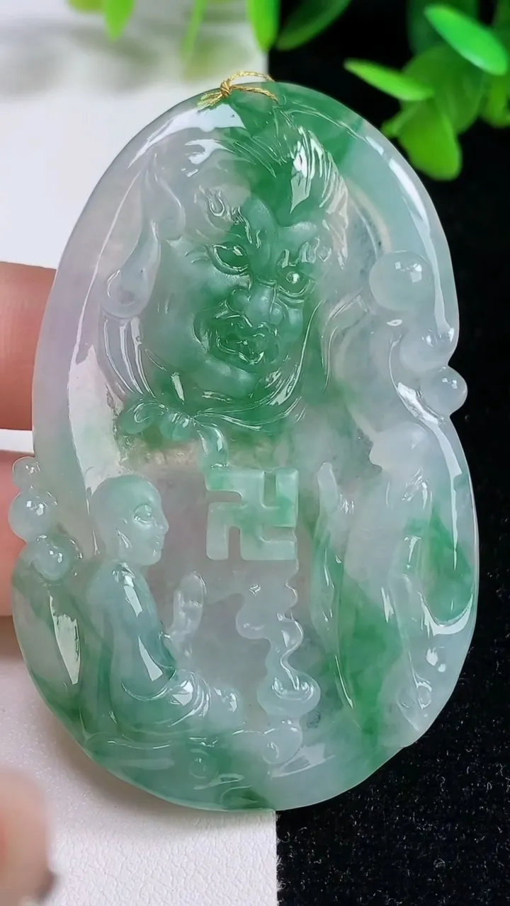 天然A货翡翠一念之间吊坠，尺寸67.8-43-5，重量:29.24g
9月16日
