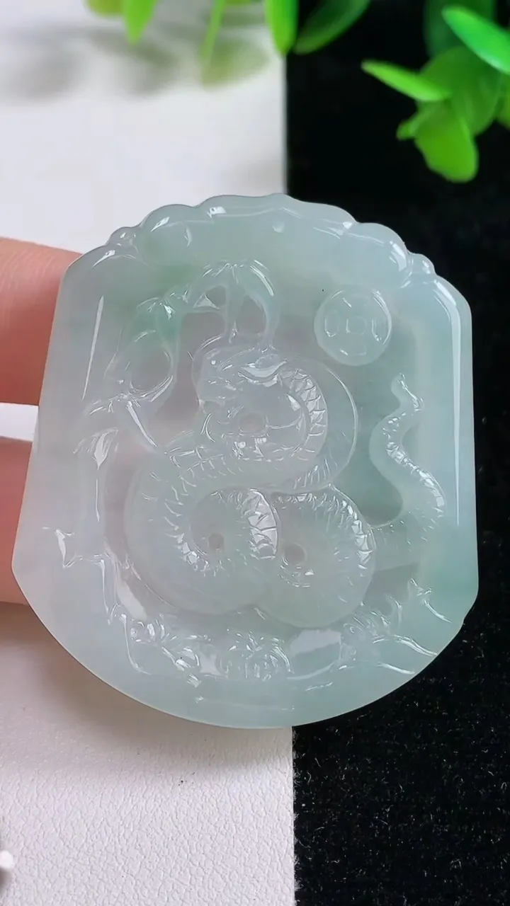 天然A货翡翠生肖蛇吊坠，尺寸50.5-44.8-4.7，重量:25.95g
9月16日