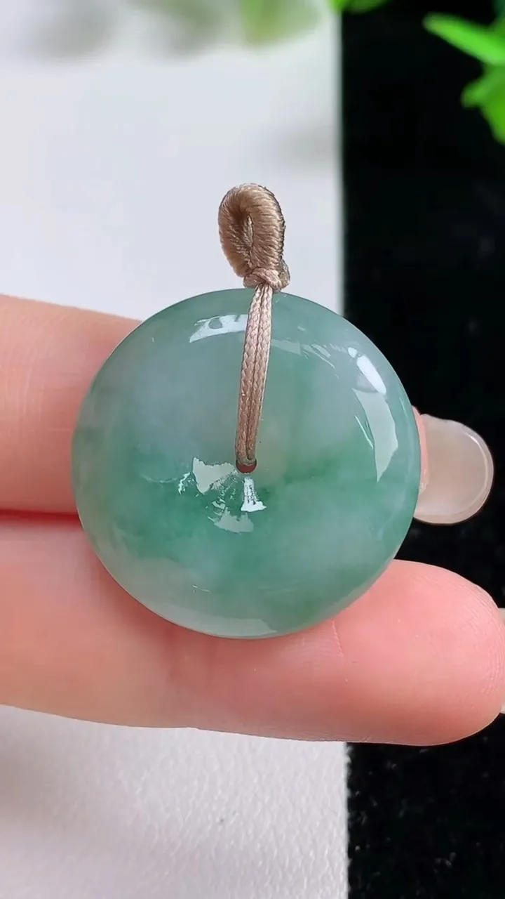 天然A货翡翠平安扣吊坠，尺寸25-6，重量:8.28g
9月16日