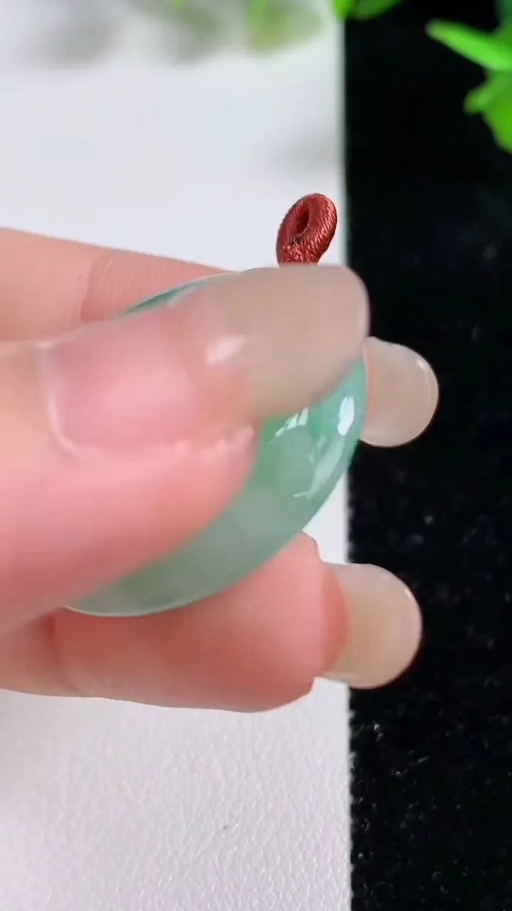 天然A货翡翠平安扣吊坠，尺寸28.3-6.6，重量:11.50g
9月16日