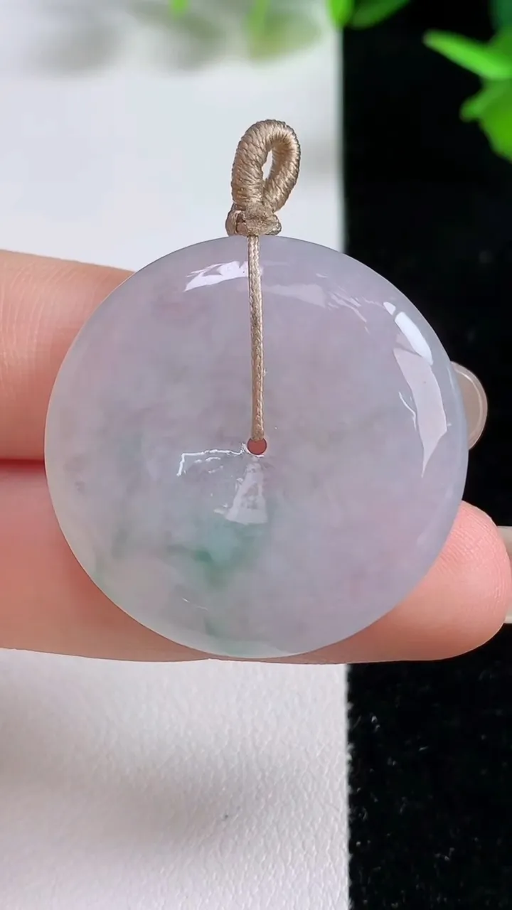 天然A货翡翠冰种飘花平安扣吊坠，尺寸31-5.7，重量:11.62g
9月16日