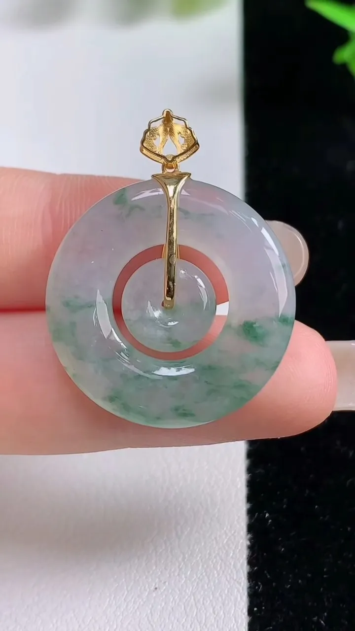 天然A货翡翠种飘花母子平安扣吊坠，尺寸25.6-4.2，重量:6.52g
9月16日