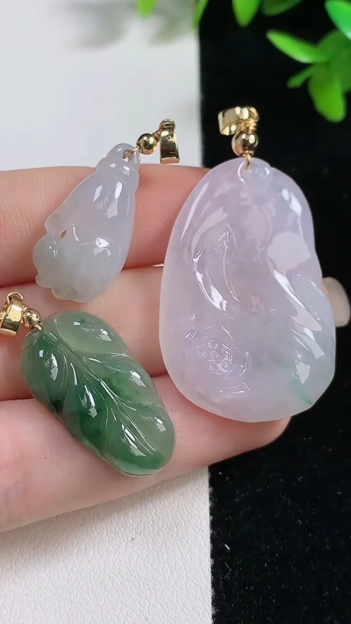 天然A货翡翠荷叶鱼吊坠一手三个，尺寸37.6-25-6.8，重:9.36g
9月16日
