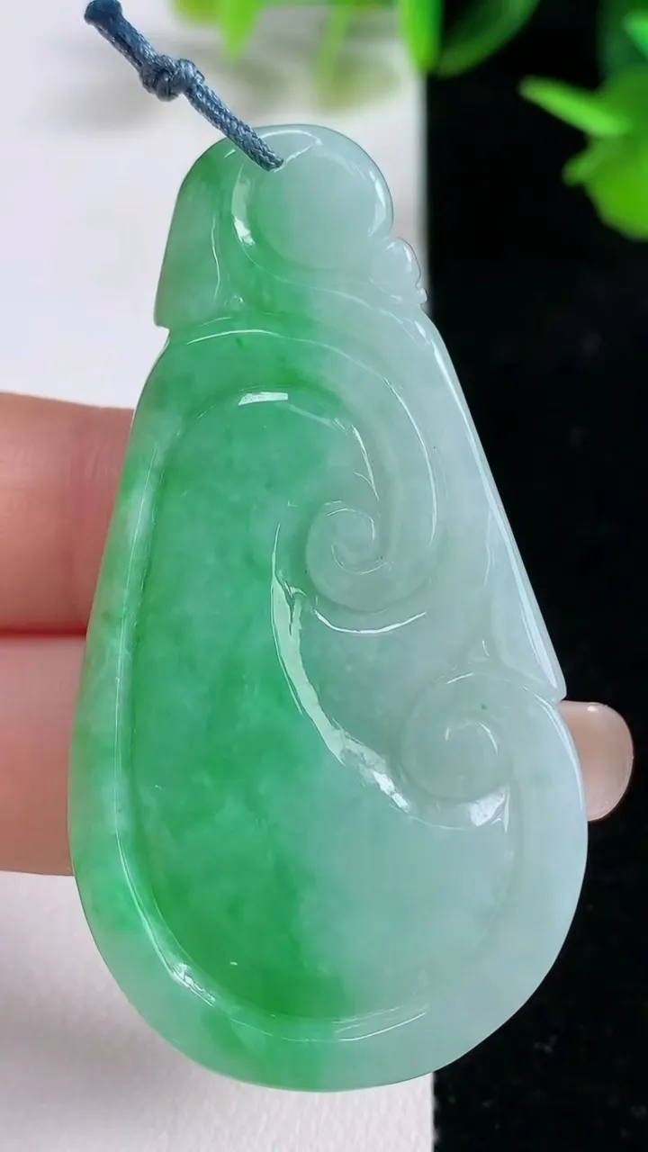 天然A货翡翠如意吊坠，尺寸58-30.4-4.5，重量:16.83g
9月16日
