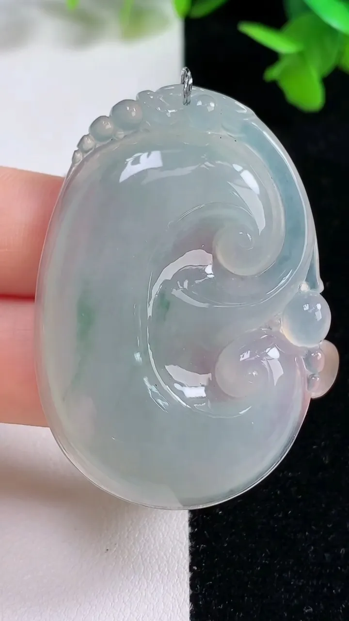 天然A货翡翠冰种飘花如意吊坠，尺寸50.3-36.2-6，重量:18.34g
9月16日