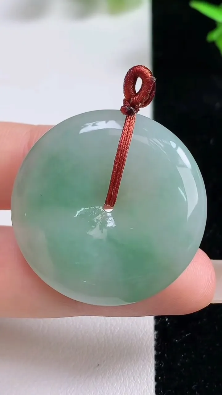 天然A货翡翠平安扣吊坠，尺寸32.8-5.7，重量:13.38g
9月16日