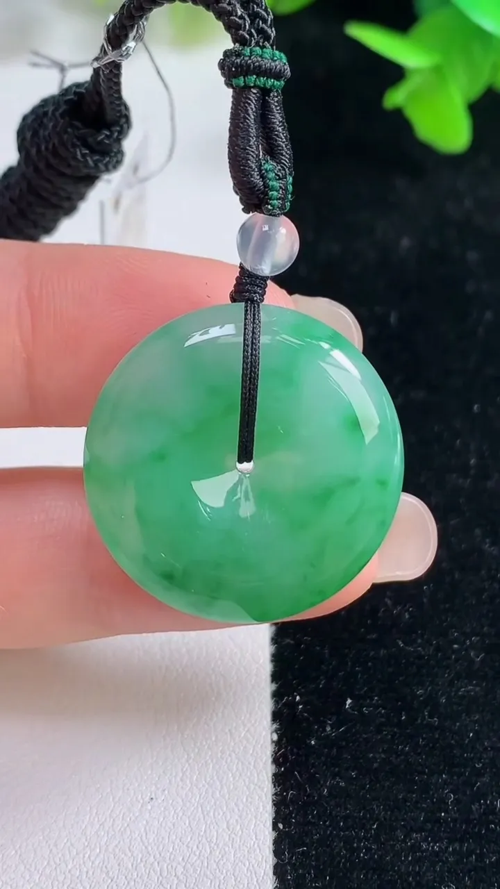 天然A货翡翠平安扣吊坠，尺寸26-5.8，重量:9.90g
9月16日