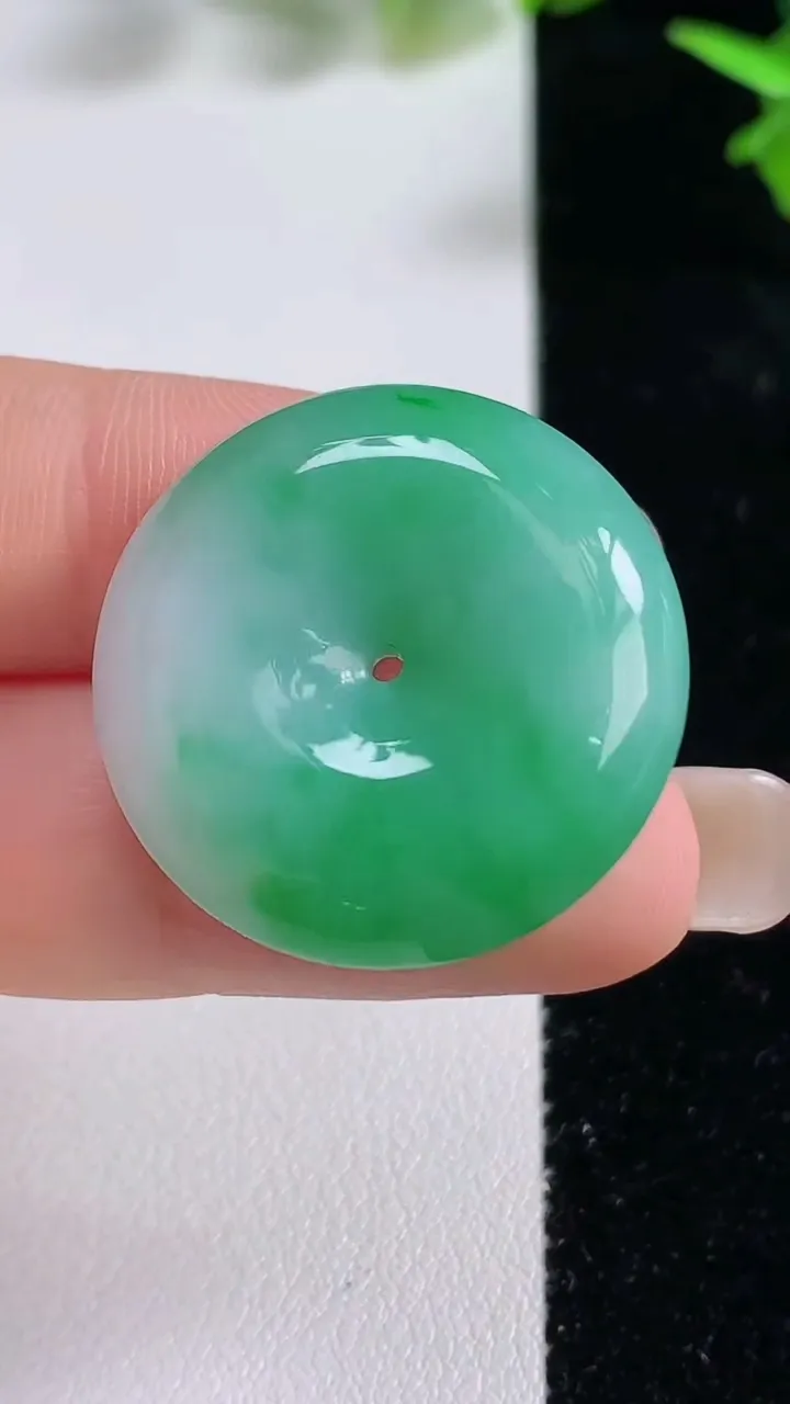 天然A货翡翠平安扣吊坠，尺寸26.4-6.5，重量:10.20g
9月16日