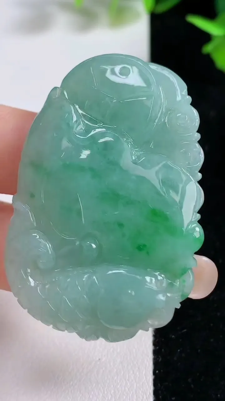 天然A货翡翠荷叶鱼吊坠，尺寸49-32.8-8.2，重量:25.86g
9月16日