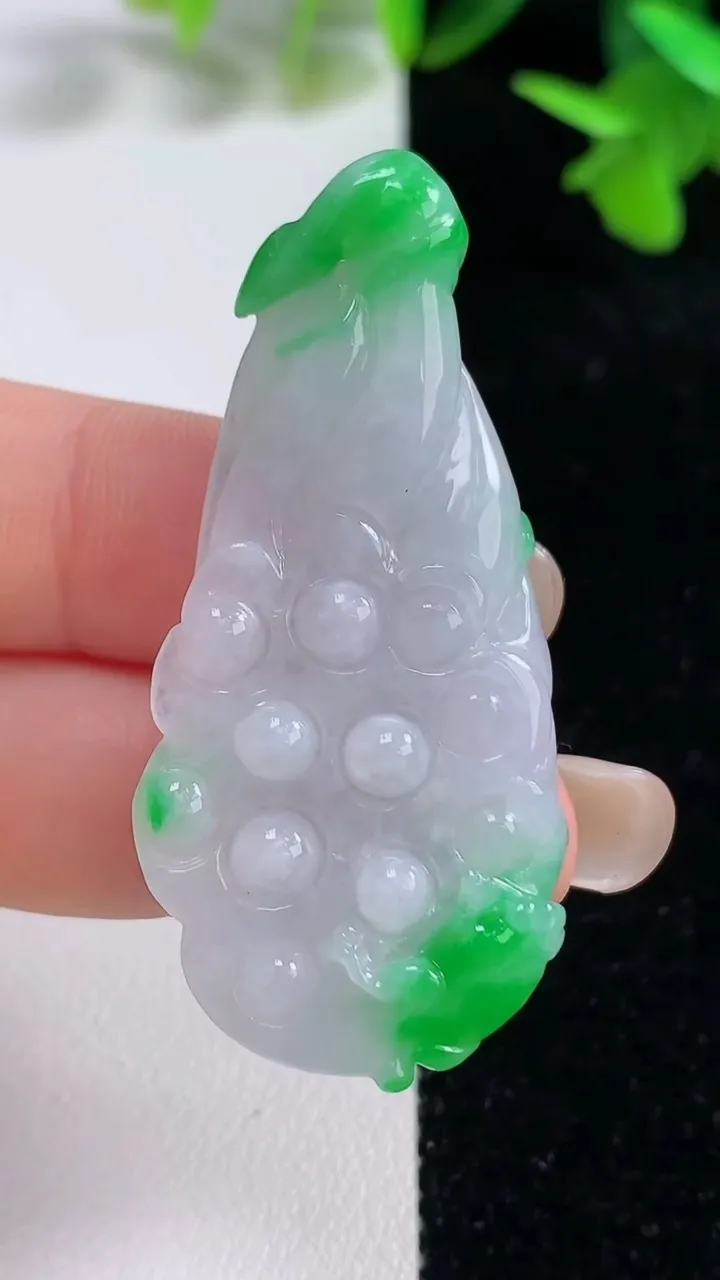 天然A货翡翠莲蓬吊坠，尺寸49-21.4-6.7，重量:11.06g
9月16日