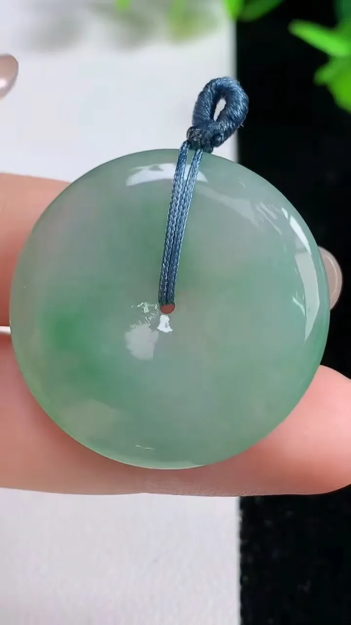 天然A货翡翠平安扣吊坠，尺寸30.8-5.3，重量:11.05g
9月16日