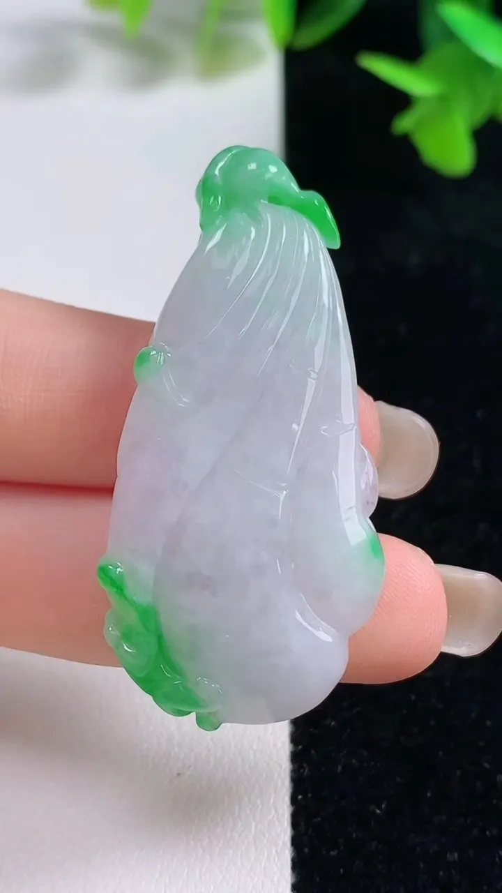 天然A货翡翠莲蓬吊坠，尺寸49-21.4-6.7，重量:11.06g
9月16日