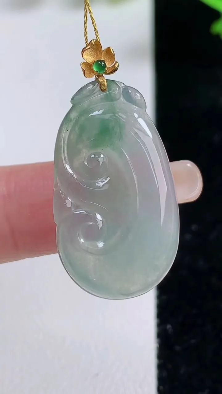 天然A货翡翠种飘花如意吊坠，尺寸28.3-16.8-3.4，重量:3.59g
9月16日