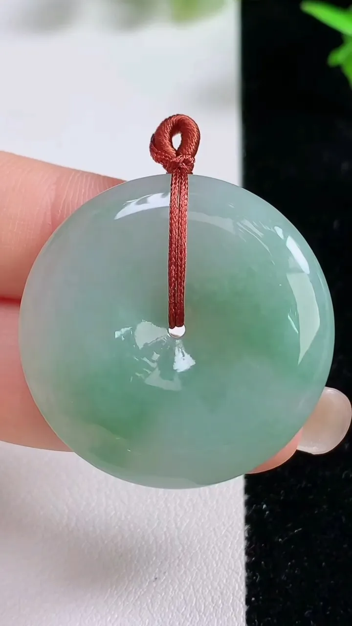 天然A货翡翠平安扣吊坠，尺寸32.8-5.7，重量:13.38g
9月16日