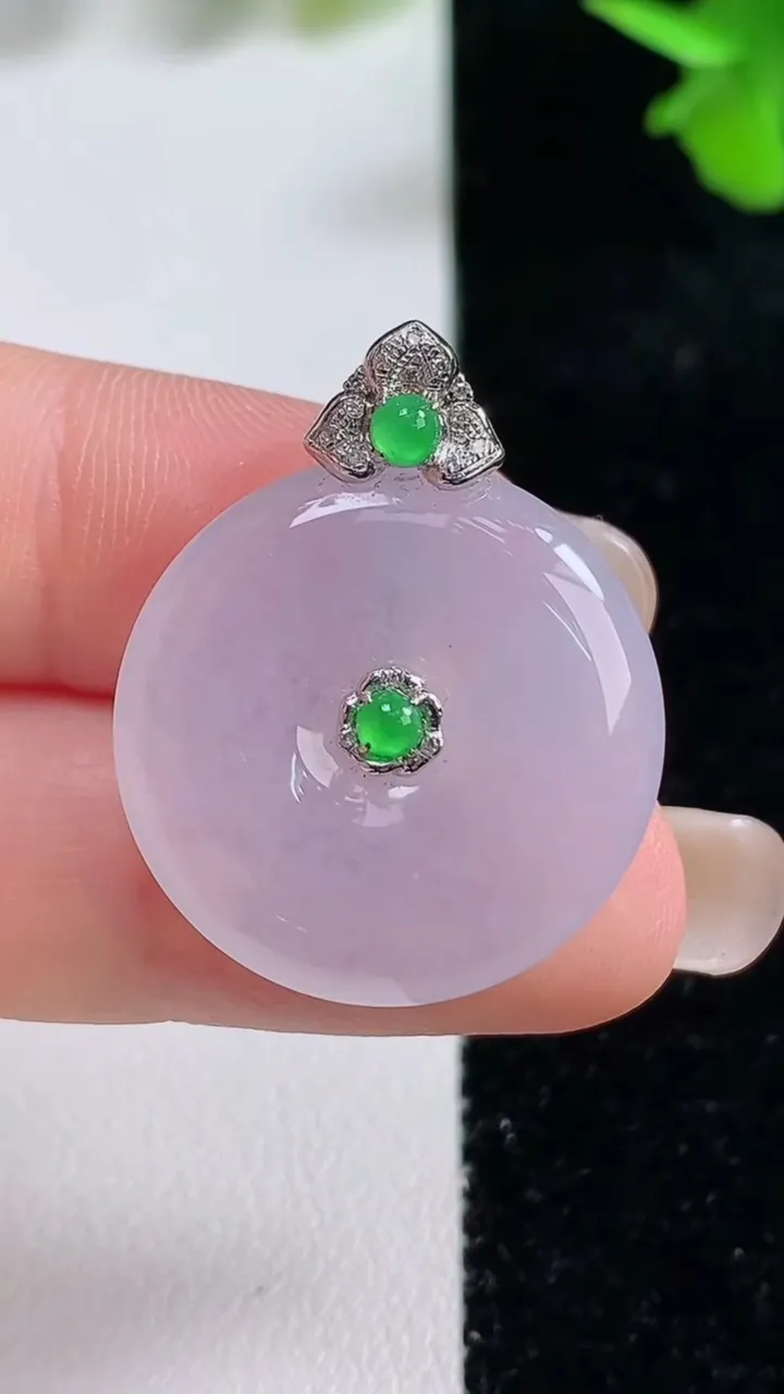 天然A货翡翠种白冰平安扣吊坠，尺寸23.8-5，重量:6.84g
9月16日
