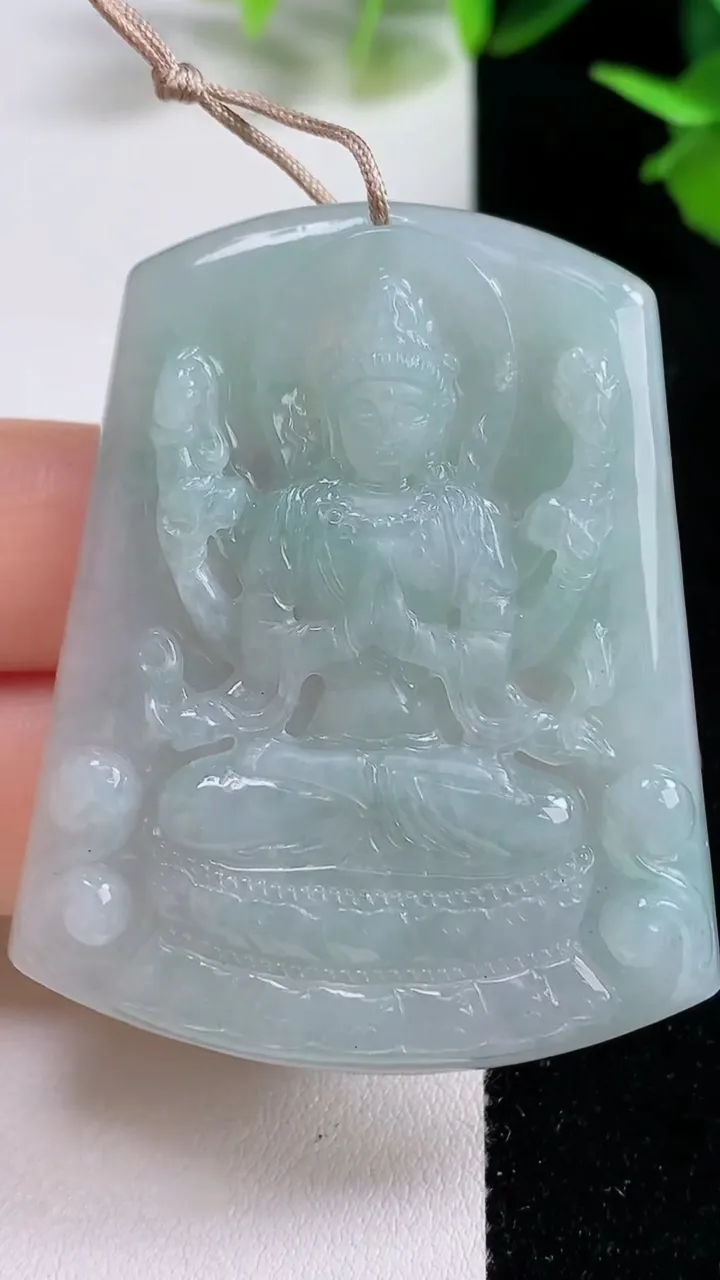 天然A货翡翠千手观音吊坠，尺寸52.2-41.4-5.7，重量:25.80g
9月16日