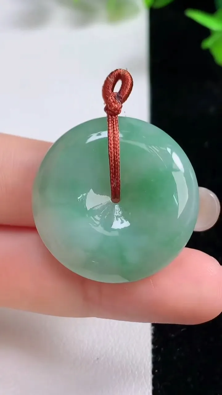 天然A货翡翠平安扣吊坠，尺寸28.3-6.6，重量:11.50g
9月16日