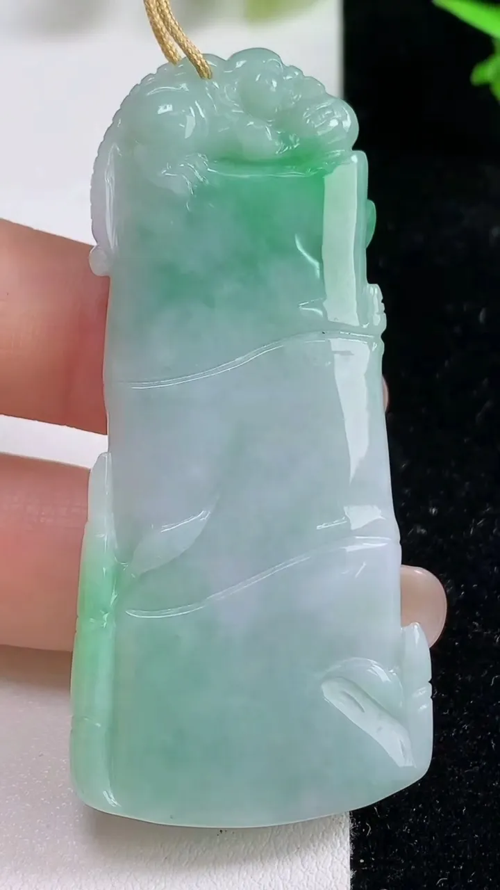 天然A货翡翠节节高升 竹节吊坠，尺寸62-26.6-5.8，重量:23.77g
9月16日