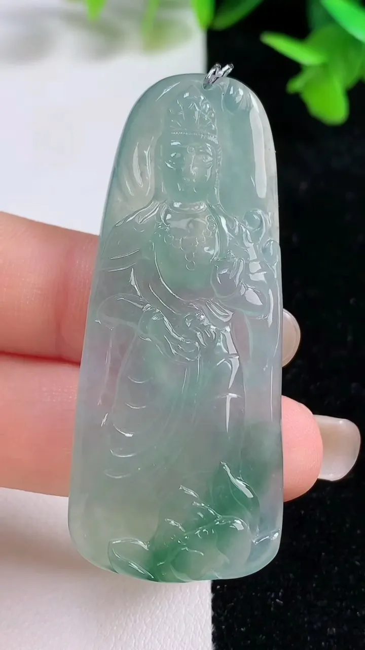 天然A货翡翠冰种飘花观音菩萨吊坠，尺寸56.2-23.6-5.5，重量:16.78g
9月16日