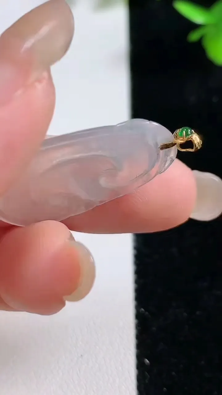 天然A货翡翠种白冰如意吊坠，尺寸22-17-2.5，重:2.57g
9月16日