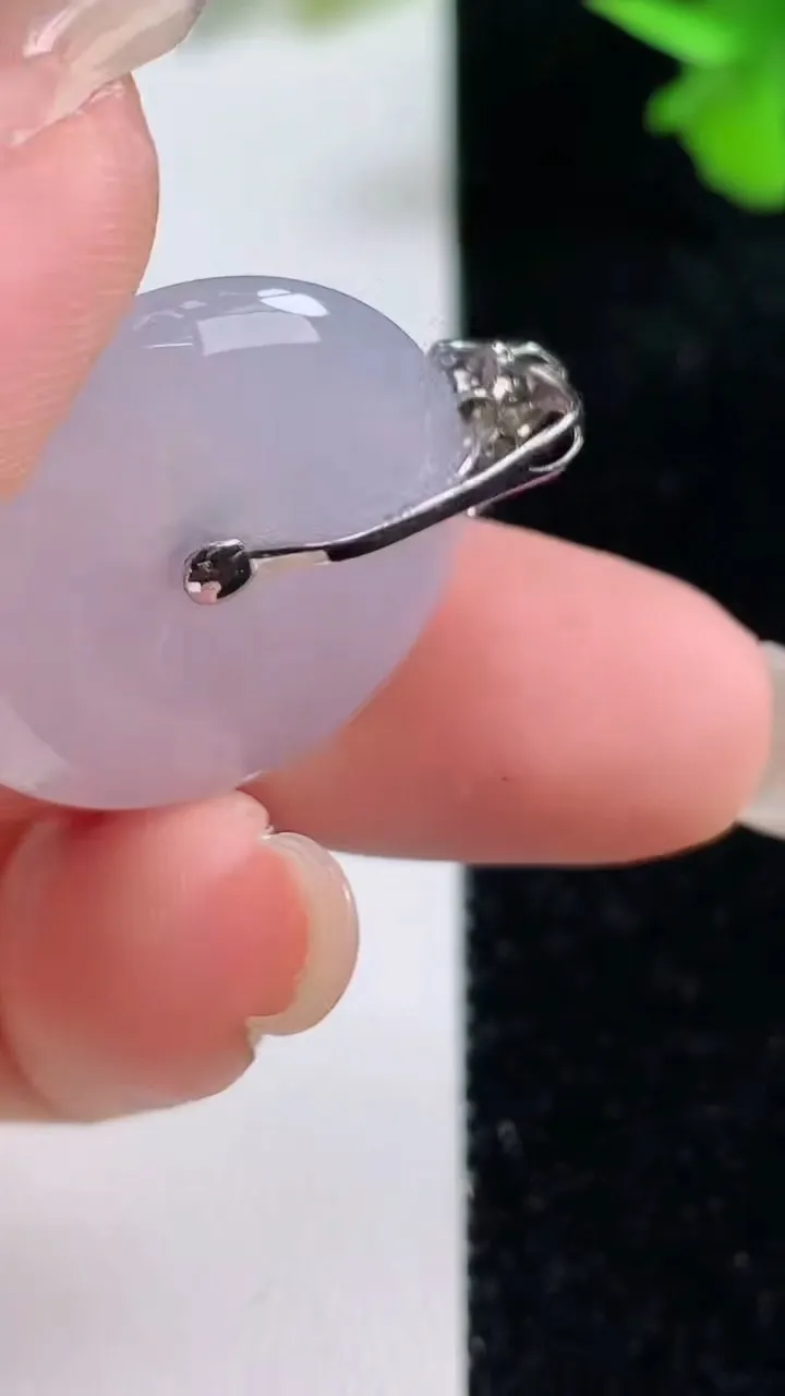 天然A货翡翠种白冰平安扣吊坠，尺寸23.8-5，重量:6.84g
9月16日