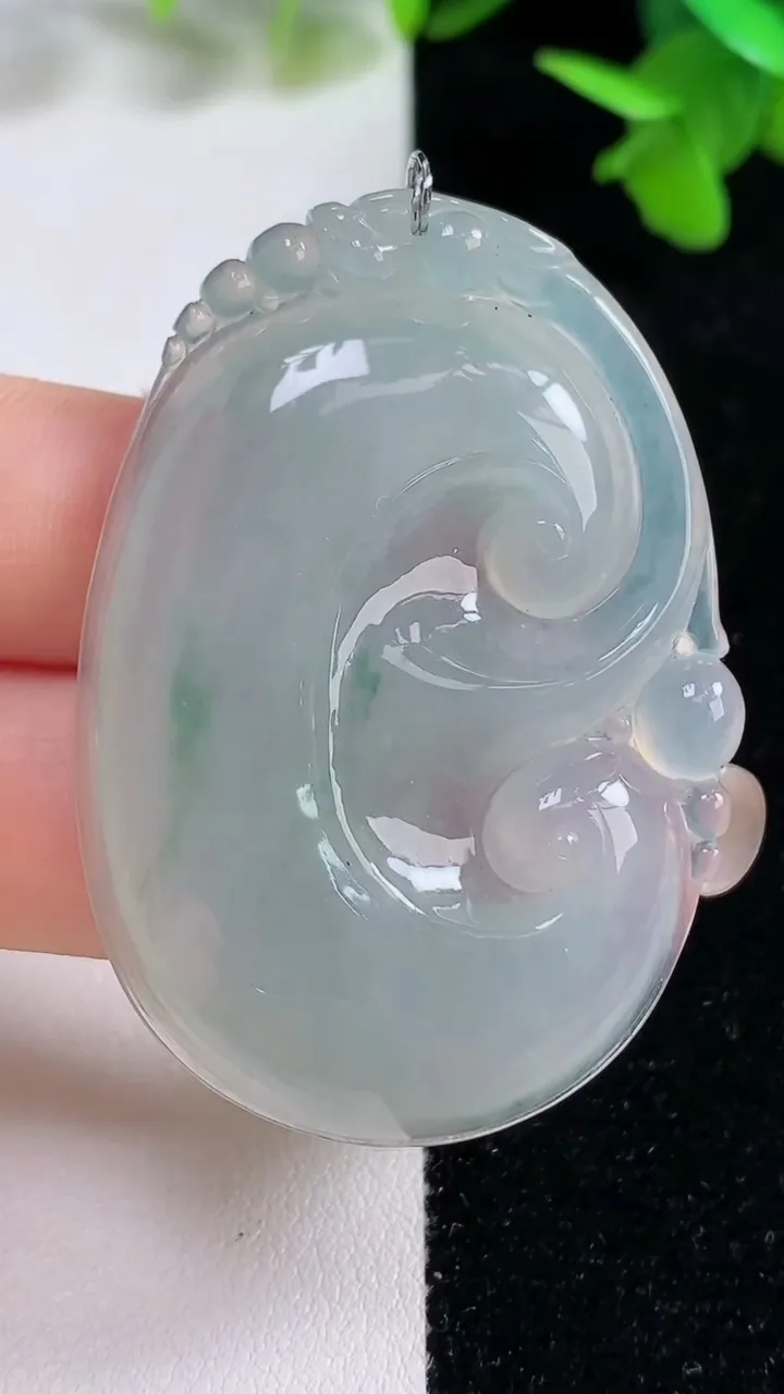天然A货翡翠冰种飘花如意吊坠，尺寸50.3-36.2-6，重量:18.34g
9月16日