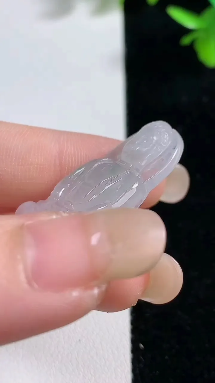 天然A货翡翠大日如来吊坠，尺寸37.5-21-4.6，重:6.60g
9月16日