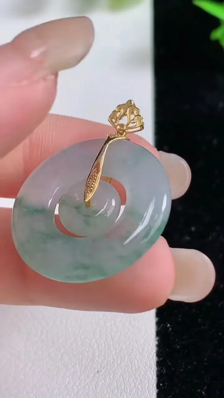 天然A货翡翠种飘花母子平安扣吊坠，尺寸25.6-4.2，重量:6.52g
9月16日