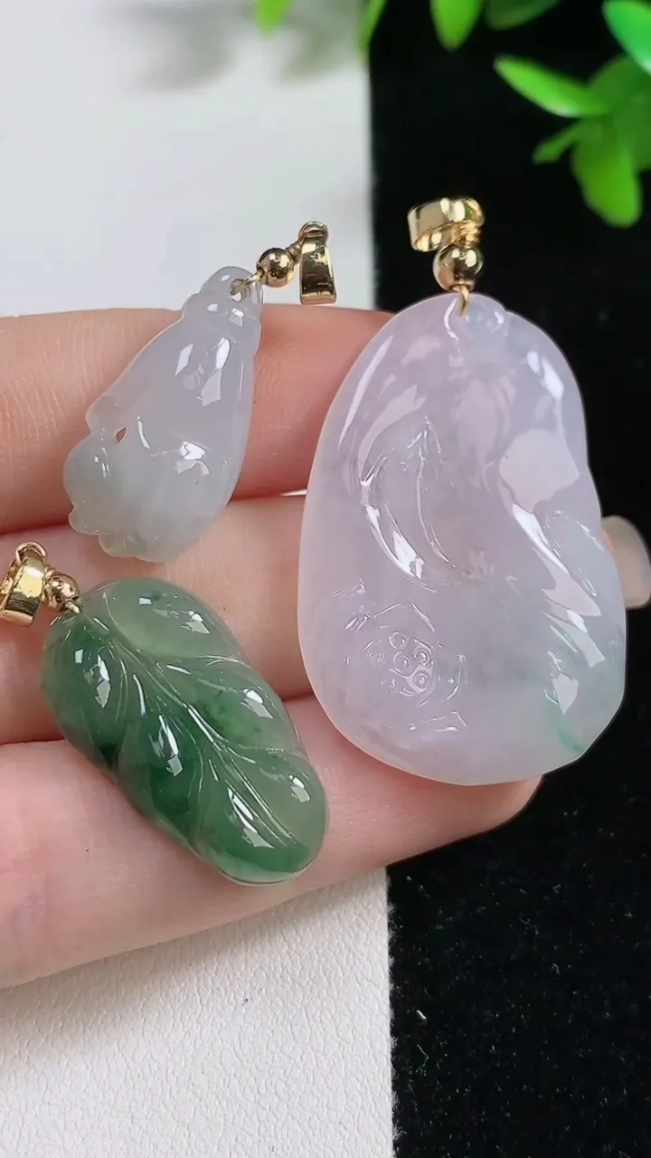天然A货翡翠荷叶鱼吊坠一手三个，尺寸37.6-25-6.8，重:9.36g
9月16日