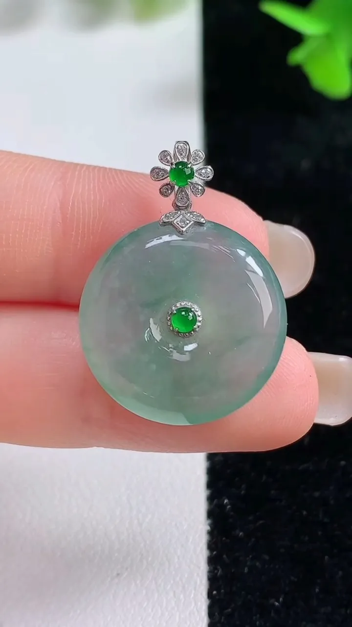 天然A货翡翠种飘花平安扣吊坠，尺寸20.8-6，重量:5.72g
9月16日