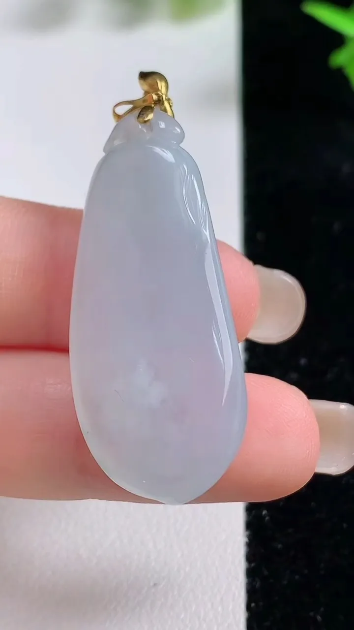 天然A货翡翠种白冰福瓜吊坠，尺寸39-16.6-8，重量:9.79g
9月16日