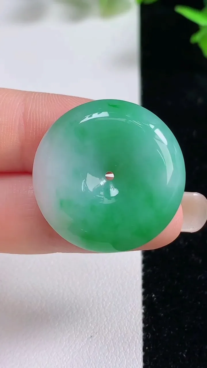 天然A货翡翠平安扣吊坠，尺寸26.4-6.5，重量:10.20g
9月16日