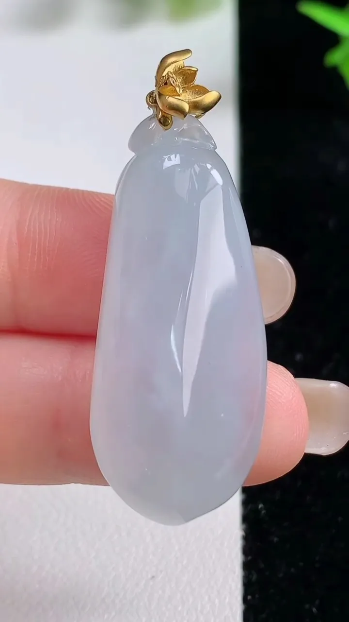天然A货翡翠种白冰福瓜吊坠，尺寸39-16.6-8，重量:9.79g
9月16日
