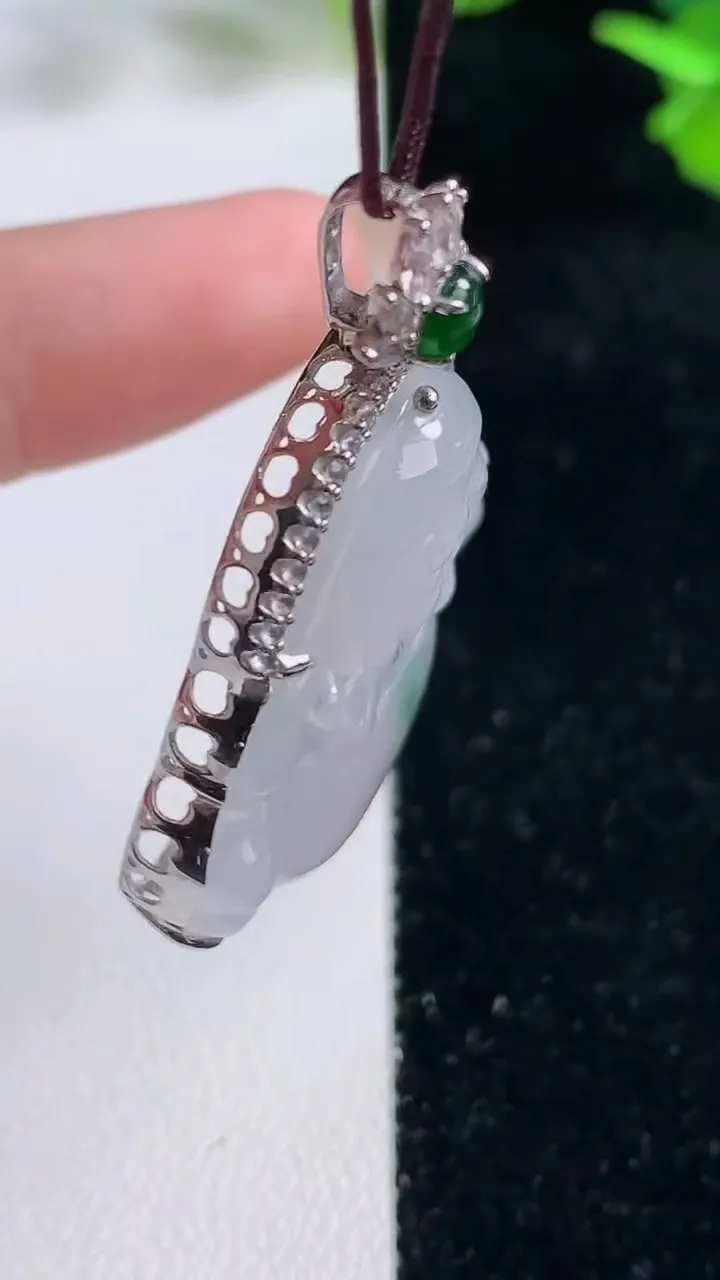 天然A货翡翠种飘花佛公吊坠，尺寸42.2-32-31.2-8.2，重量:10.75g
9月16日