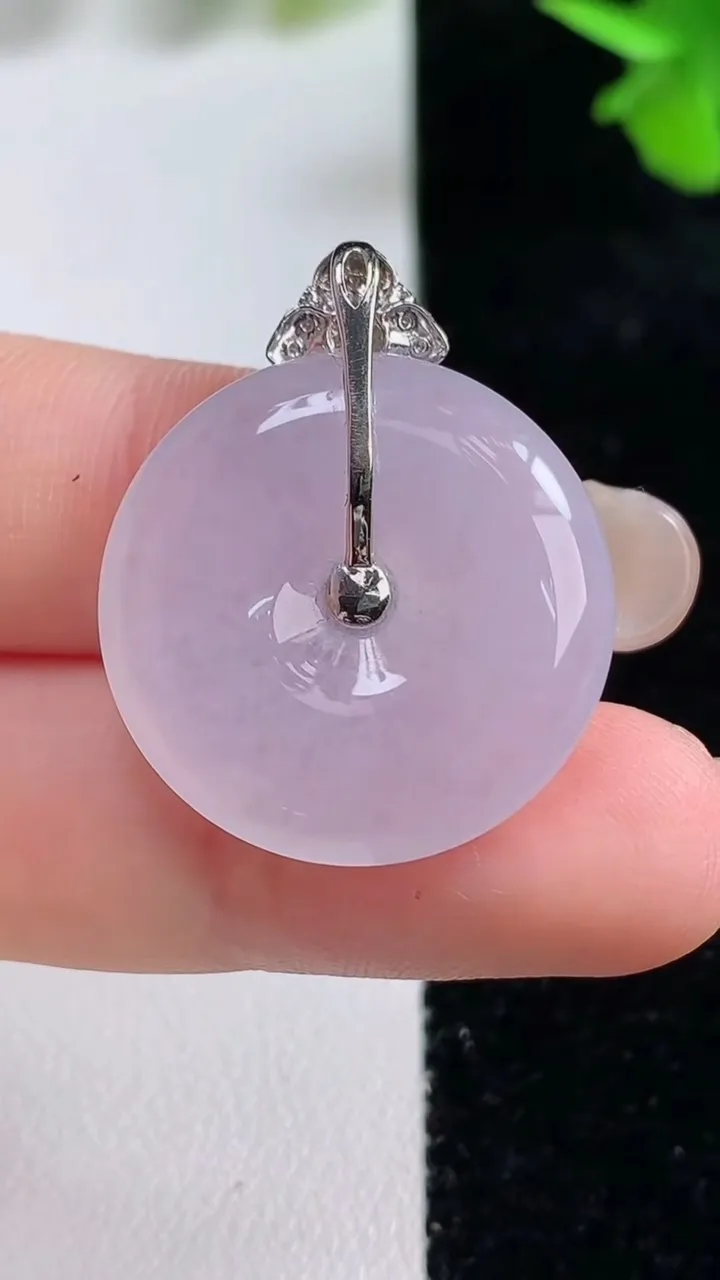 天然A货翡翠种白冰平安扣吊坠，尺寸23.8-5，重量:6.84g
9月16日
